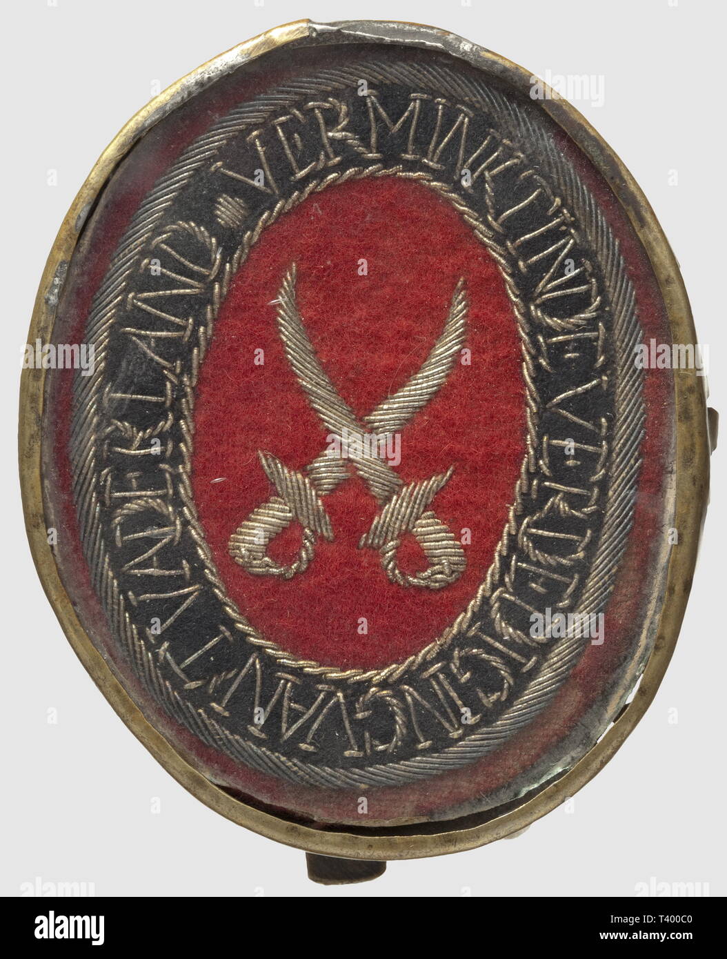 Ingénieurs 'Mutilé dans la défense de la patrie, époque XIXème, insigne représentant deux sabres croisés, brodés en fil d'or sur drap rouge, dans un petit cadre ovale, dimensions 70 x 53 mm, Additional-Rights Clearance-Info-Not-Available- Banque D'Images