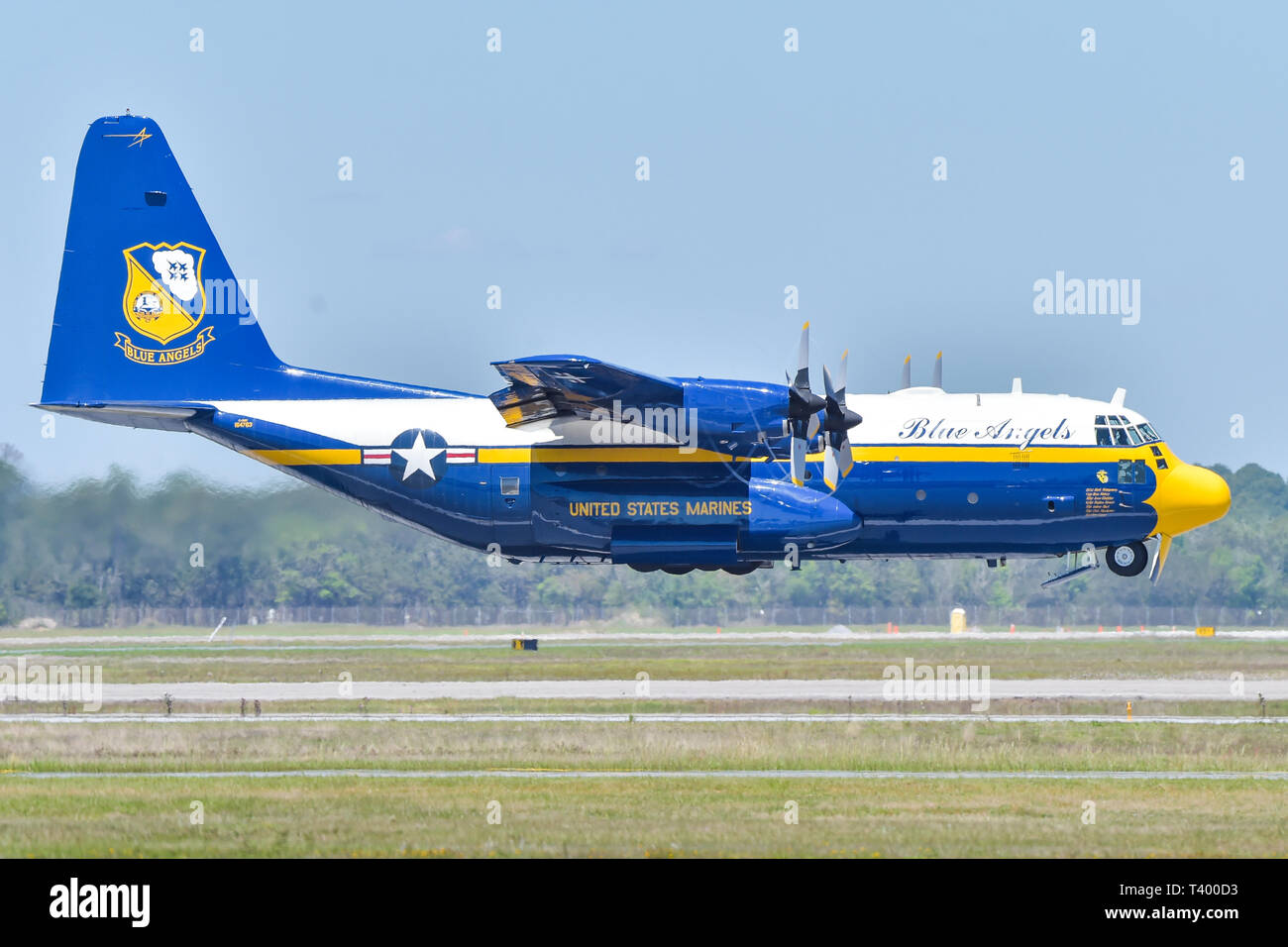 190410-N-UK306-1723 Pensacola, Floride (10 avril 2019) l'Escadron de démonstration en vol de la Marine américaine, les Blue Angels, des avions de transport C-130, affectueusement connu sous le nom de Fat Albert, prend son envol au cours d'une démonstration pratique au Naval Air Station (NAS) Pensacola . L'équipe est prévue pour effectuer des démonstrations en vol 61 à 32 endroits au pays pour mettre en valeur la fierté et le professionnalisme de la US Navy et du Marine Corps pour le public américain en 2019. (U.S. Photo par marine Spécialiste de la communication de masse 2e classe Timothy Schumaker/libérés) Banque D'Images