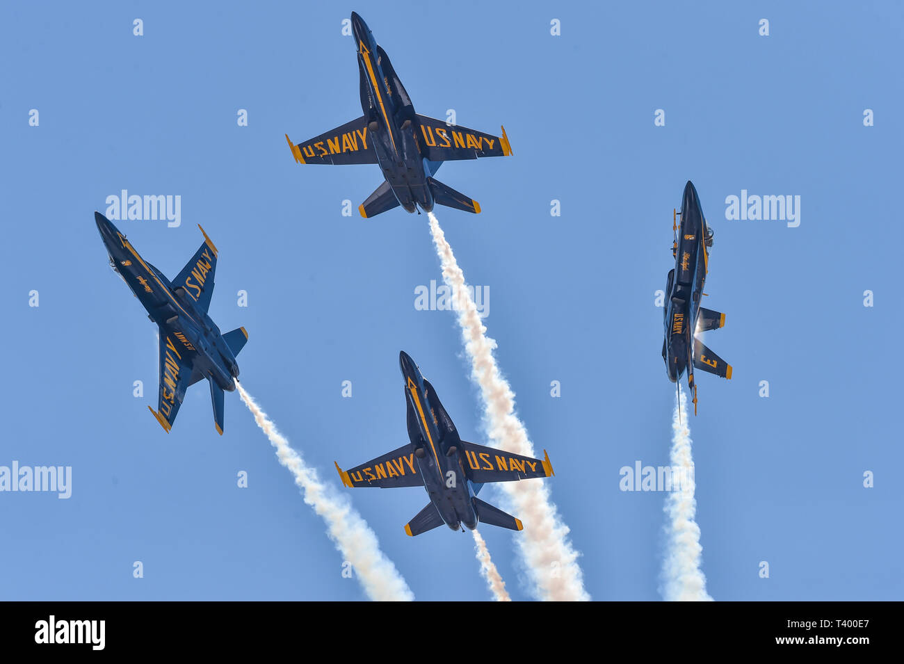 190410-N-UK306-1544 Pensacola, Floride (10 avril 2019) l'Escadron de démonstration en vol de l'US Navy, le Blue Angels, Diamond pilotes accomplissent le "cross" manœuvre pause durant une pratique démonstration au Naval Air Station (NAS) Pensacola . L'équipe est prévue pour effectuer des démonstrations en vol 61 à 32 endroits au pays pour mettre en valeur la fierté et le professionnalisme de la US Navy et du Marine Corps pour le public américain en 2019. (U.S. Photo par marine Spécialiste de la communication de masse 2e classe Timothy Schumaker/libérés) Banque D'Images