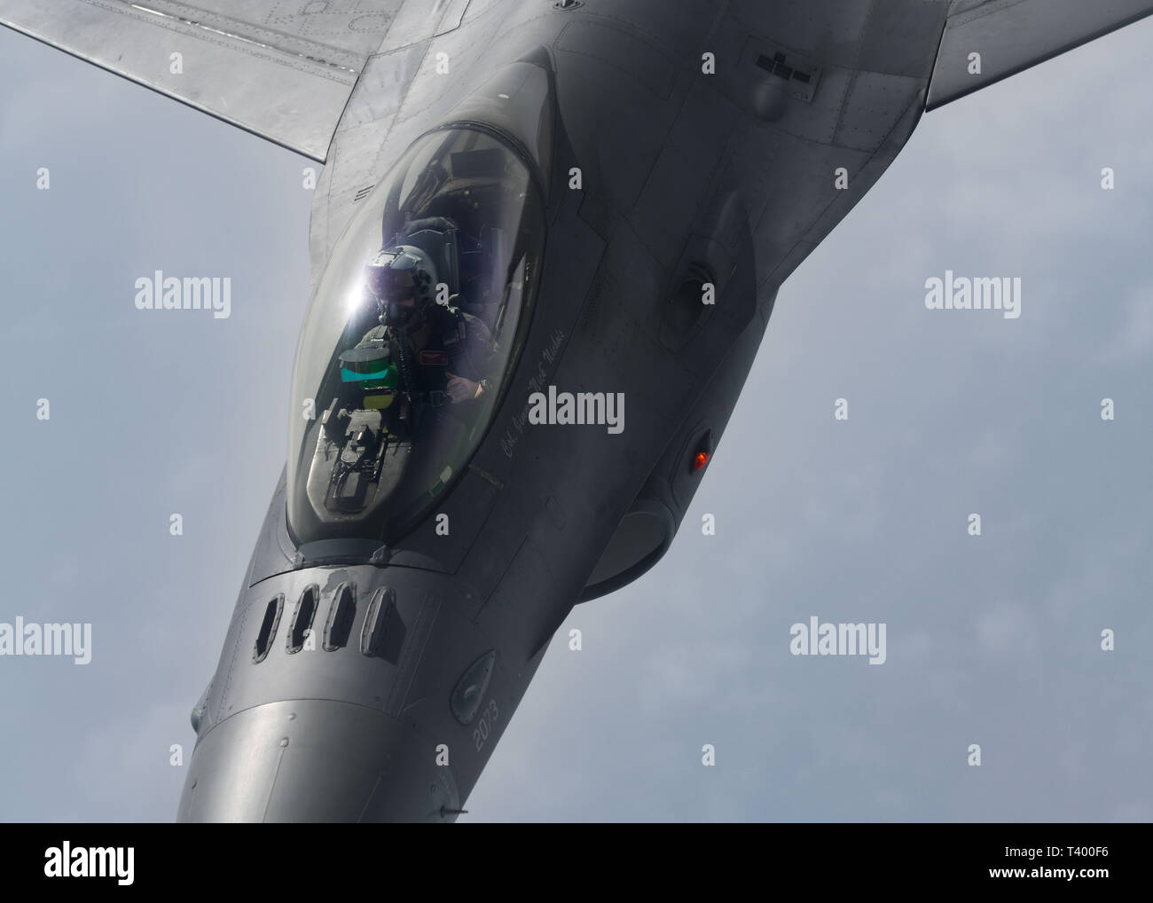 Le capitaine Austin Hornsby, 125e Escadron de chasse mouches, pilote un F-16 Viper lors d'une sortie sur le ciel de New York, le 6 avril 2019. Voler des pilotes un minimum de six sorties par mois pour garantir l'état de préparation et la réussite lorsque la mission d'appels. (U.S. Photo de la Garde nationale aérienne par le sergent. Rebecca Imwalle) Banque D'Images