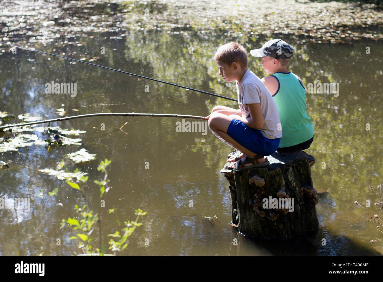 Moscou, Août 2016 : les garçons - les pêcheurs pêcher avec des cannes à pêche sur l'étang sur un jour d'été ensoleillé Banque D'Images