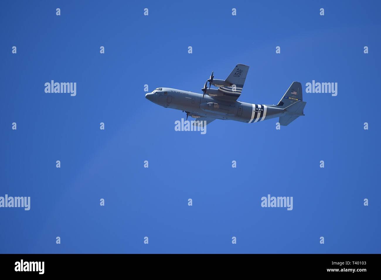 Un C-130J de la 314e Escadre de transport aérien vole au-dessus de la Base aérienne de Little Rock (Arkansas) au cours de l'exercice en avion, le 15 mars 2019. Huit unités de C-130J de partout dans le monde se sont réunis pour renforcer la mobilité des partenariats au sein du C-130J'entreprise au cours de la deuxième C-130J fly-in à la base aérienne de Little Rock, Arkansas, du 9 au 16 mars 2019. (U.S. Photo de l'Armée de l'air par le sergent. Dana J. câble) Banque D'Images