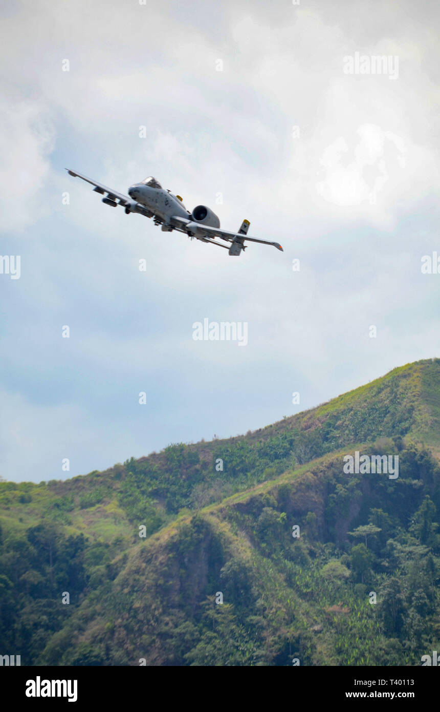 La U.S. Air Force A-10 Thunderbolt II banques après avoir simulé une chute sur un matériel cible lors d'un exercice pratique pour les armes combinées exercice de tir réel dans le cadre de l'exercice Balikatan au Colonel Ernesto Ravina Air Base, Philippines, le 9 avril 2019. Balikatan est un américain annuel-exercice d'entraînement militaire des Philippines dans son 35e tour qui porte sur une grande variété de missions, y compris l'aide humanitaire, les secours en cas de catastrophe, la lutte contre le terrorisme, et d'autres opérations militaires conjointes. (U.S. Photo de l'armée par le Sgt. 1re classe John Etheridge) Banque D'Images