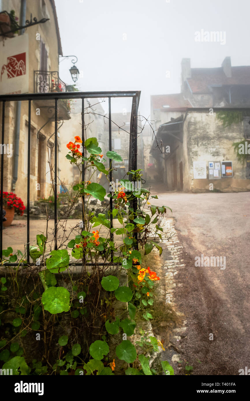 Le brouillard du matin dans le village de Flavigwny-Sur-Ozerain en France Banque D'Images