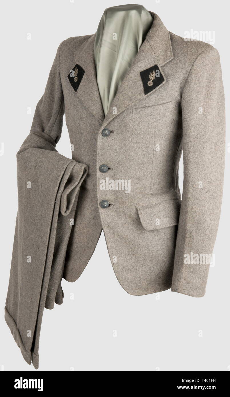 Deuxième GUERRE MONDIALE ET LA FRANCE OCCUPEE, 'uniforme' civile, Veste 4 poches de coupe civile, à 3 poches et fermant par 3 boutons, pantalon droit en laine grise clair, de médiocre qualité, doublée d'une toile de coton portant des tampons de réception 23 /2/41 et d'un fonctionnement est indiquée. Pattes de cols de la gendarmerie départementale, la grenade brodée en cannetille argent sur fond de drap noir de type officier, boutons à la grenade en métal peint en gris/bleu, Additional-Rights Clearance-Info-Not-Available- Banque D'Images