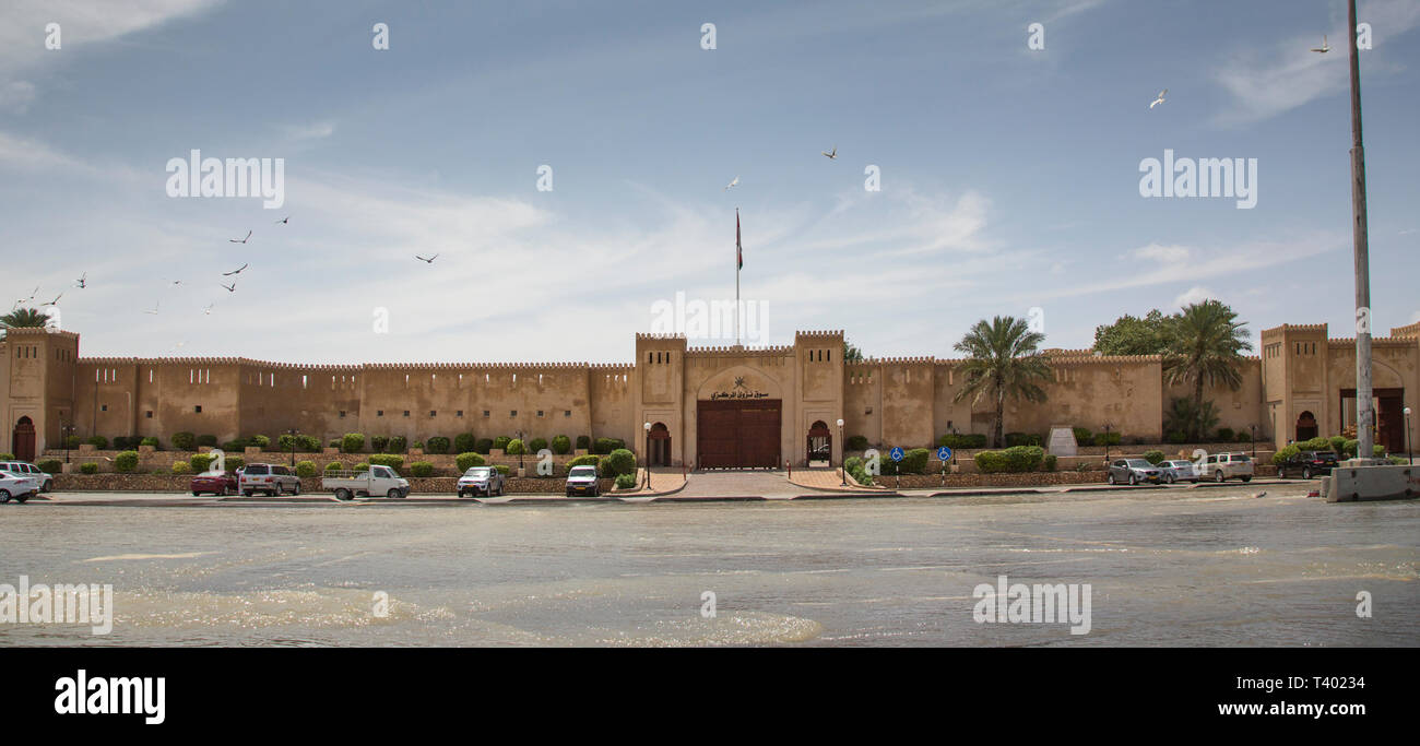 Nizwa, Oman, le 9 avril 2016 : la vie continue comme d'habitude dans les Nizwa Banque D'Images