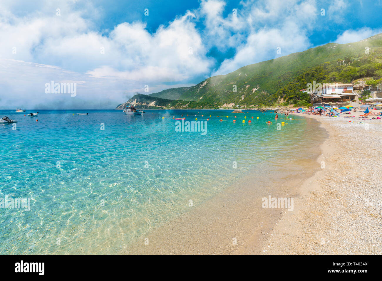 Sur l'eau turquoise de la plage d''Agios Nikitas à Lefkada, Grèce Banque D'Images