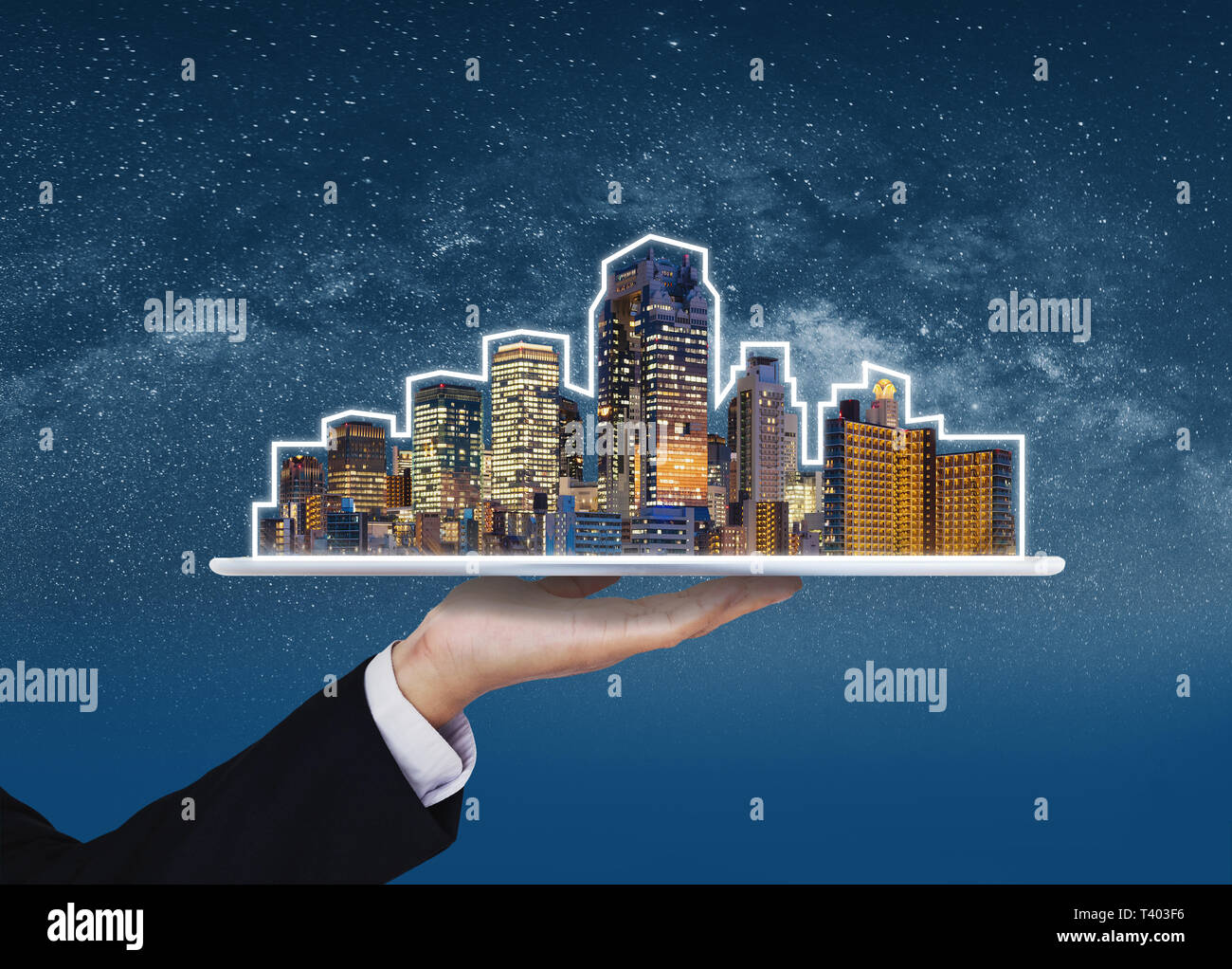 De l'immobilier, techniques de construction et des ville. Businessman hand holding digital tablet avec hologramme bâtiments Banque D'Images