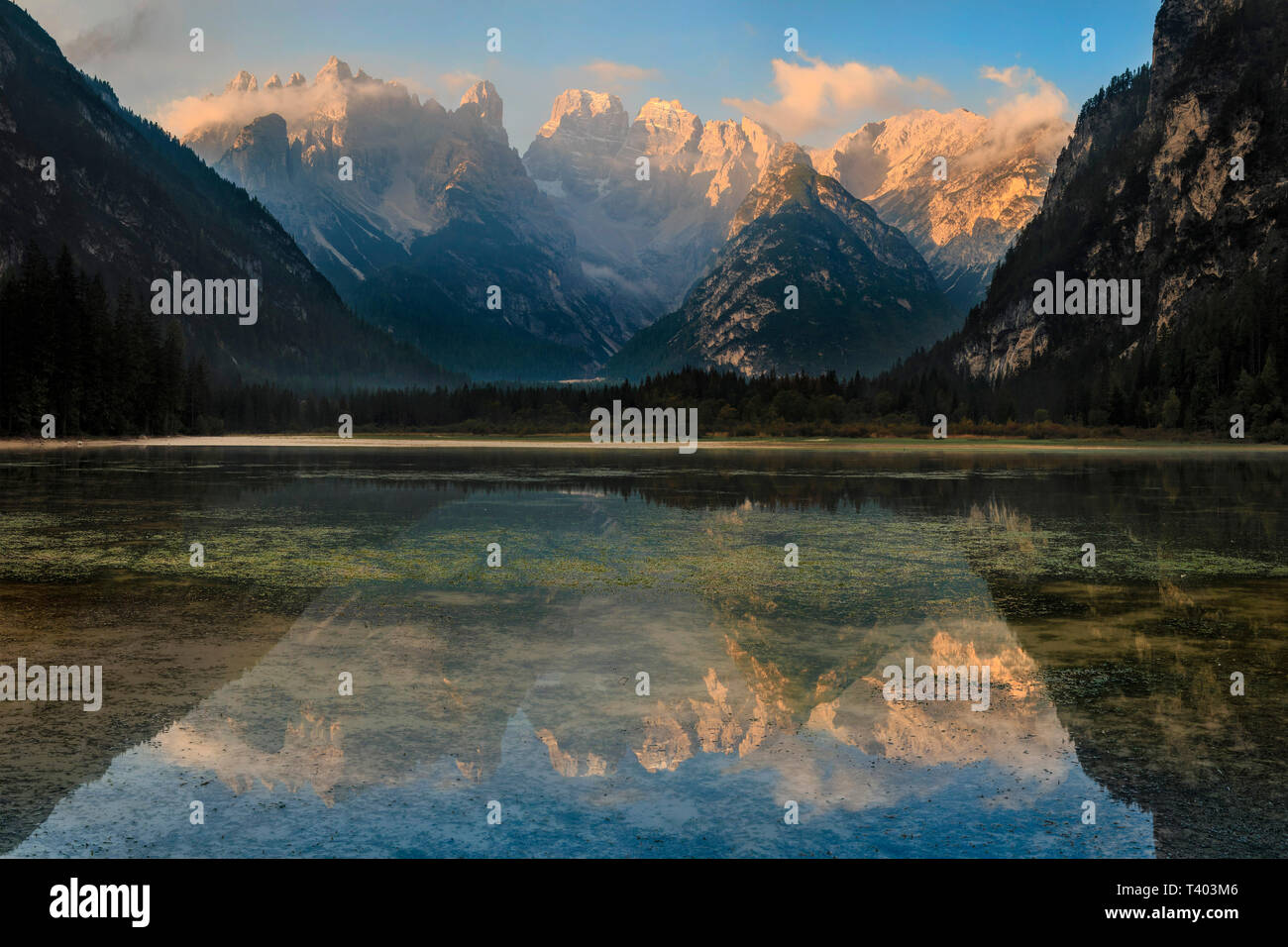 Un magnifique lever du soleil au lac Landro. L'immobile eaux du lac Landro au lever du soleil pour une image en miroir du merveilleux groupe Cristallo Banque D'Images