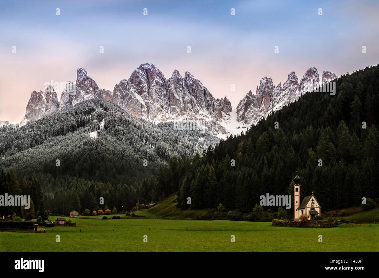 La célèbre Chappel de Sankt Johann in saintes dans le val di Funes (Dolomites) avec l'jagge sommets de la gamme Odle en arrière-plan Banque D'Images