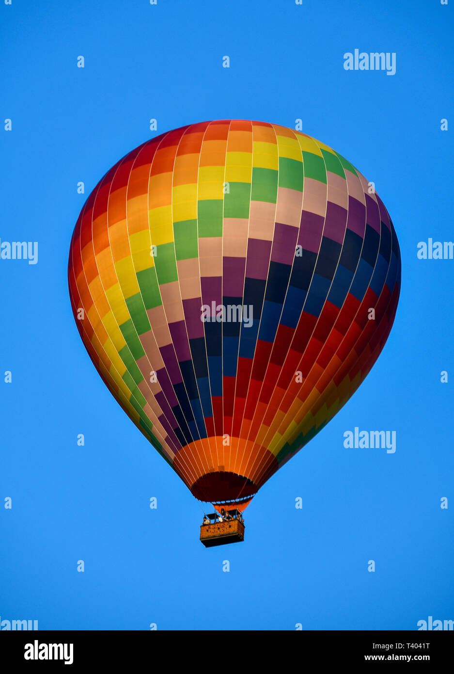 Colourfull hot air ballon sur fond de ciel bleu. Banque D'Images