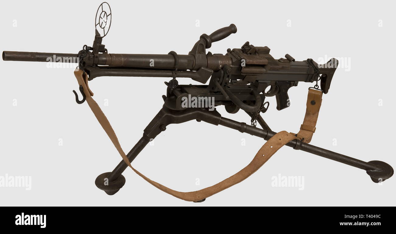 ARMES A FEU, Mitrailleuse AA52 et trépied, MA Châtellerault, sans tête de culasse, calibre 7,5 x 54, n° d'ordre de fabr. A12629, arme composite, boîtier et canon ressoudés, cap d'alimentation généralisé type F1, manque le volet inférieur, canon lourd avec poignée de transport et bipied en tôle emboutie, crosse rétractable, bretelle neuve, avec son affût trépied M2-MF52 phosphaté en TBE. L'AA52 a été largement utilisée par l'armée française pendant le conflit algérien avant d'être convertie en 7,62 OTAN. Fabriquée en tôle emboutie, elle Additional-Rights Clearance-Info-, possède-Not-Available Banque D'Images