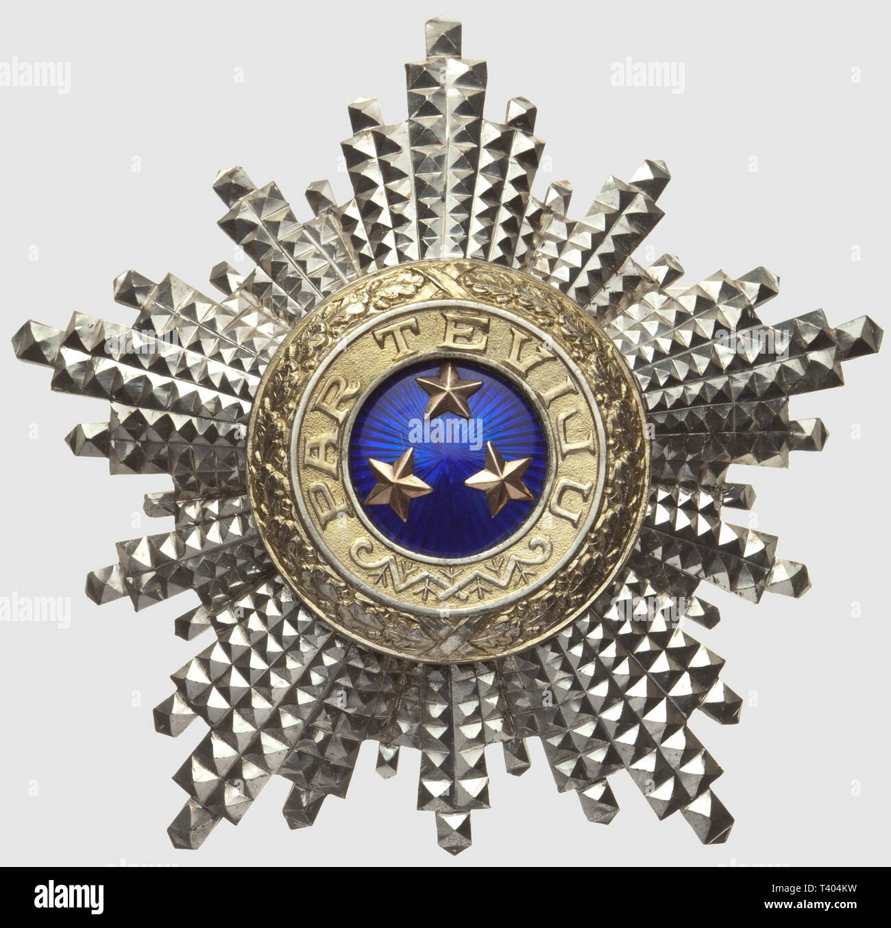 Ordre des Trois Etoiles, la plaque de grand croix, en argent, diamètre 75mm, manufacteur 'V.F. RIGA MILLERS' au dos, manque la peinture au dos. Créé par décret du Parlement de Lettonie le 11 mars 1924, Additional-Rights Clearance-Info-Not-Available- Banque D'Images