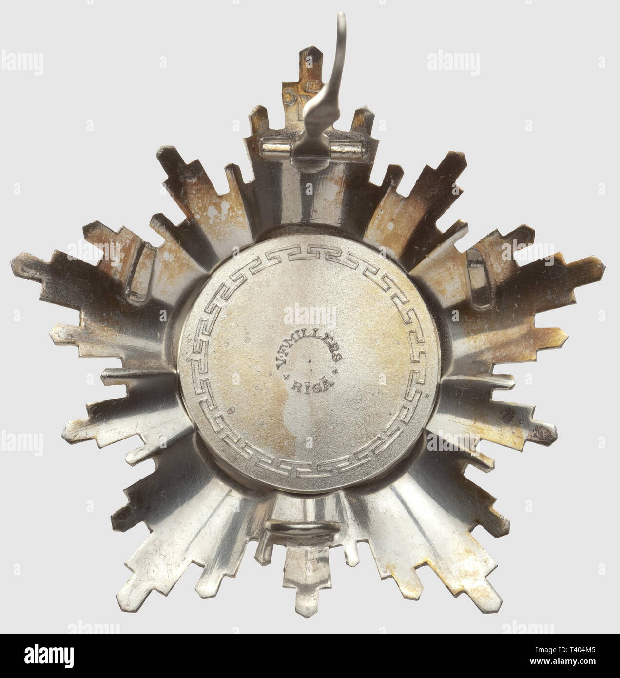 Ordre des Trois Etoiles, la plaque de grand croix, en argent, diamètre 75mm, manufacteur 'V.F. RIGA MILLERS' au dos, manque la peinture au dos. Créé par décret du Parlement de Lettonie le 11 mars 1924, Additional-Rights Clearance-Info-Not-Available- Banque D'Images
