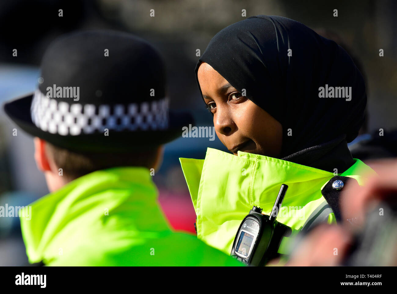 Londres, Angleterre, Royaume-Uni. Agent de police féminin portant un foulard dans la place du Parlement, Westminster Banque D'Images