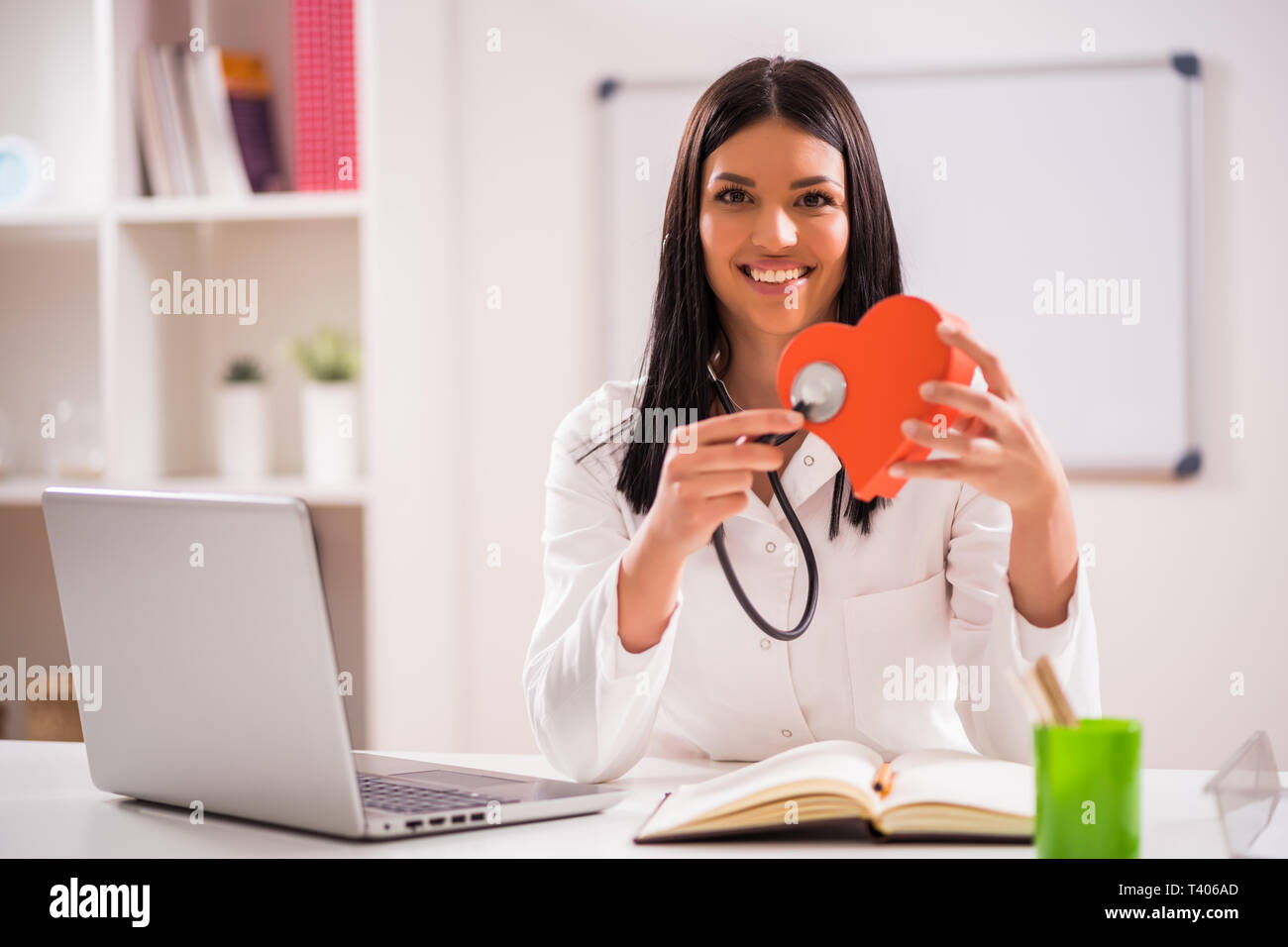 Jeune médecin dans son bureau à parler au sujet de la santé cardiaque. Banque D'Images