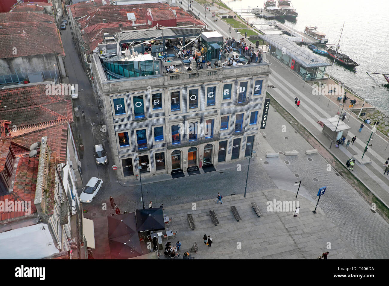 Vue aérienne de personnes sur l'Espaco Porto Cruz toit-terrasse du restaurant Vila Nova de Gaia du téléphérique à Porto Portugal Europe KATHY DEWITT Banque D'Images