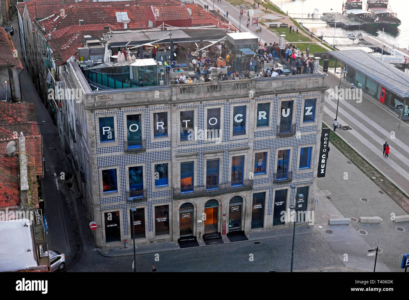 Vue aérienne de personnes sur l'Espaco Porto Cruz toit-terrasse du restaurant Vila Nova de Gaia du téléphérique à Porto Portugal Europe KATHY DEWITT Banque D'Images