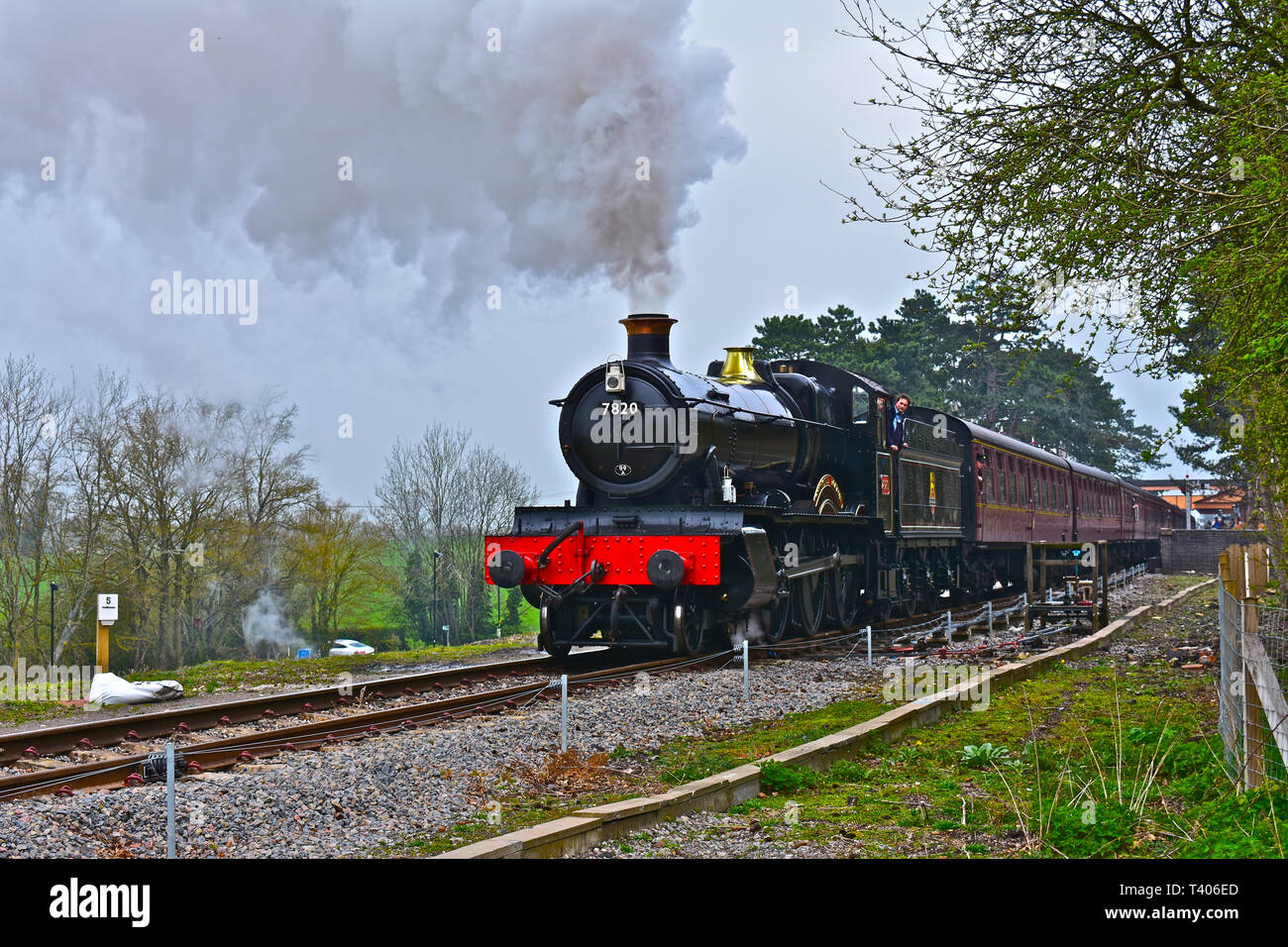 Moteur n° 7820 (Dinmore Manor) effluves de Broadway station pour le voyage jusqu'à l'Hippodrome de Cheltenham.L'Collett Manor class 4-6-0 a été construit 195 Banque D'Images