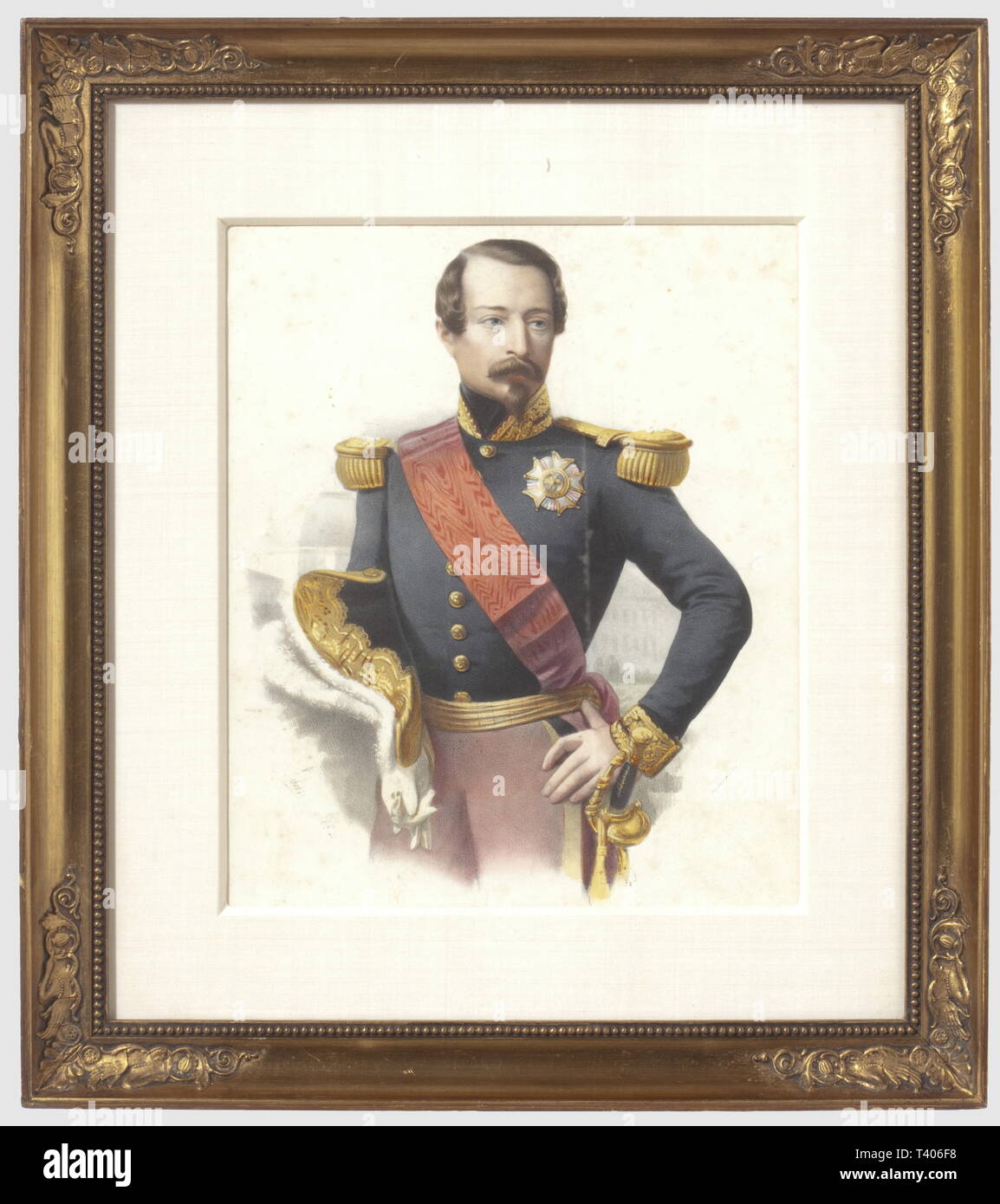 SECONDE RÉPUBLIQUE ET SECOND EMPIRE 1848-1870, beau portrait de Napoléon III, gravure en couleur, signée 'Lafosse 1852' dans le coin inférieur gauche, et 'Imp. Lemercier à Paris' dans le coin inférieur droit. L'Empereur tient son bicorne sous le bras droit et est revêtu de son uniforme d'officier général, il est décoré du grand cordon de la Légion d'honneur et de la Grand-Croix du même ordre. Très bon état général, présentée sous verre et dans un cadre mouluré et doré ancien. Hauteur 46,2 cm, largeur 40,9 cm, Additional-Rights Clearance-Info-Not-Available- Banque D'Images