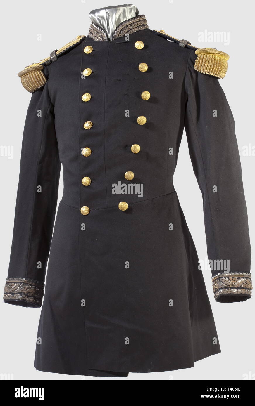 SECONDE RÉPUBLIQUE ET SECOND EMPIRE, 1848-1870 Tunique de général de division avec épaulettes, Fin drap noir, col et parements de manches brodés de feuilles de chêne surmontées d'une baguette dentelée en cannetille (ou éléments décousus sur le col), les épouses de décorations du côté gauche, attentes d'épaulettes ou ternie, broderie sur l'ensemble, fermeture par deux rangées de sept boutons dorés au motif des généraux avec, au centre, l'aigle impériale (fabricant au revers "G. & Cie Paris M 23'), deux petits boutons identiques sur chaque manche, Additional-Rights Clearance-Info, as well as--Not-Available Banque D'Images