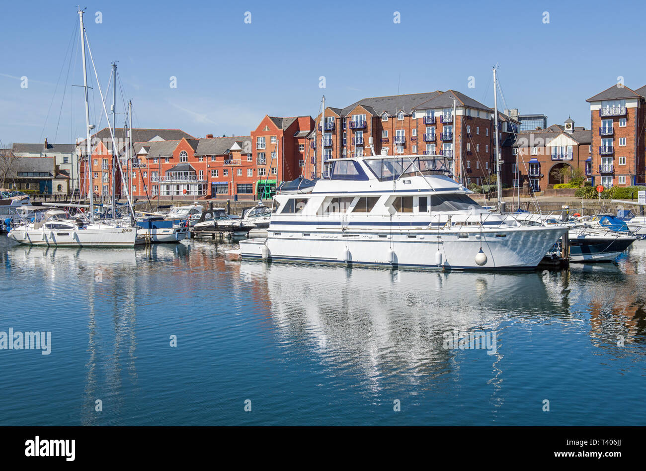Port de plaisance de Swansea Swansea au Pays de Galles du Sud sur une journée de printemps ensoleillée, Galles du sud.C'est la récupérer et régénérée Swansea, une fois qu'un des quais du port très occupé. Banque D'Images