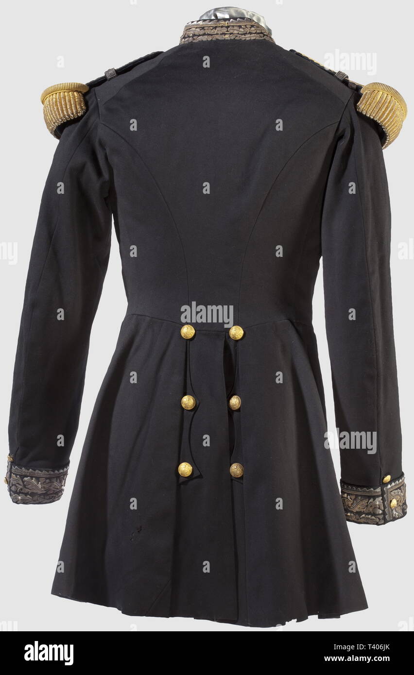 SECONDE RÉPUBLIQUE ET SECOND EMPIRE, 1848-1870 Tunique de général de division avec épaulettes, Fin drap noir, col et parements de manches brodés de feuilles de chêne surmontées d'une baguette dentelée en cannetille (ou éléments décousus sur le col), les épouses de décorations du côté gauche, attentes d'épaulettes ou ternie, broderie sur l'ensemble, fermeture par deux rangées de sept boutons dorés au motif des généraux avec, au centre, l'aigle impériale (fabricant au revers "G. & Cie Paris M 23'), deux petits boutons identiques sur chaque manche, Additional-Rights Clearance-Info, as well as--Not-Available Banque D'Images