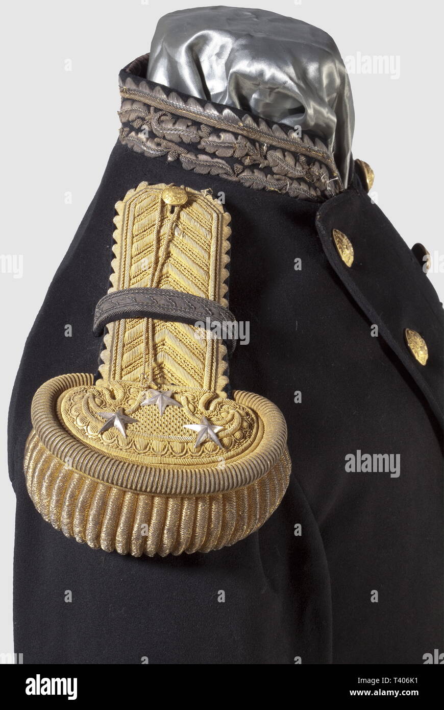SECONDE RÉPUBLIQUE ET SECOND EMPIRE, 1848-1870 Tunique de général de division avec épaulettes, Fin drap noir, col et parements de manches brodés de feuilles de chêne surmontées d'une baguette dentelée en cannetille (ou éléments décousus sur le col), les épouses de décorations du côté gauche, attentes d'épaulettes ou ternie, broderie sur l'ensemble, fermeture par deux rangées de sept boutons dorés au motif des généraux avec, au centre, l'aigle impériale (fabricant au revers "G. & Cie Paris M 23'), deux petits boutons identiques sur chaque manche, Additional-Rights Clearance-Info, as well as--Not-Available Banque D'Images