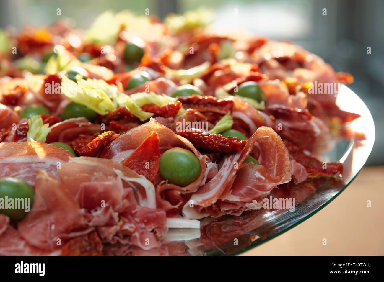 Plateau de jambon cru aux olives et tomates séchées au soleil Banque D'Images