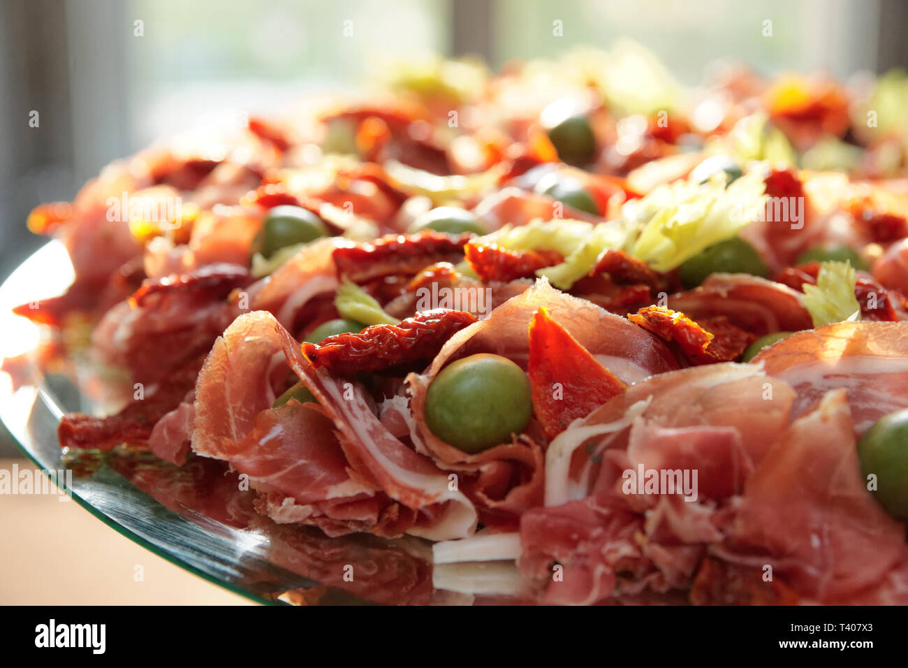 Assiette avec jambon fumé espagnol sur table Banque D'Images