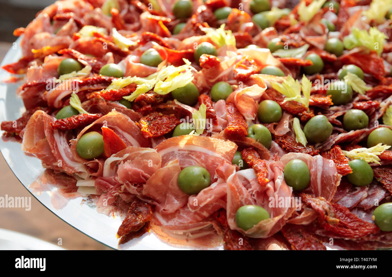 Plateau de jambon cru sur la table de restaurant, restauration Banque D'Images