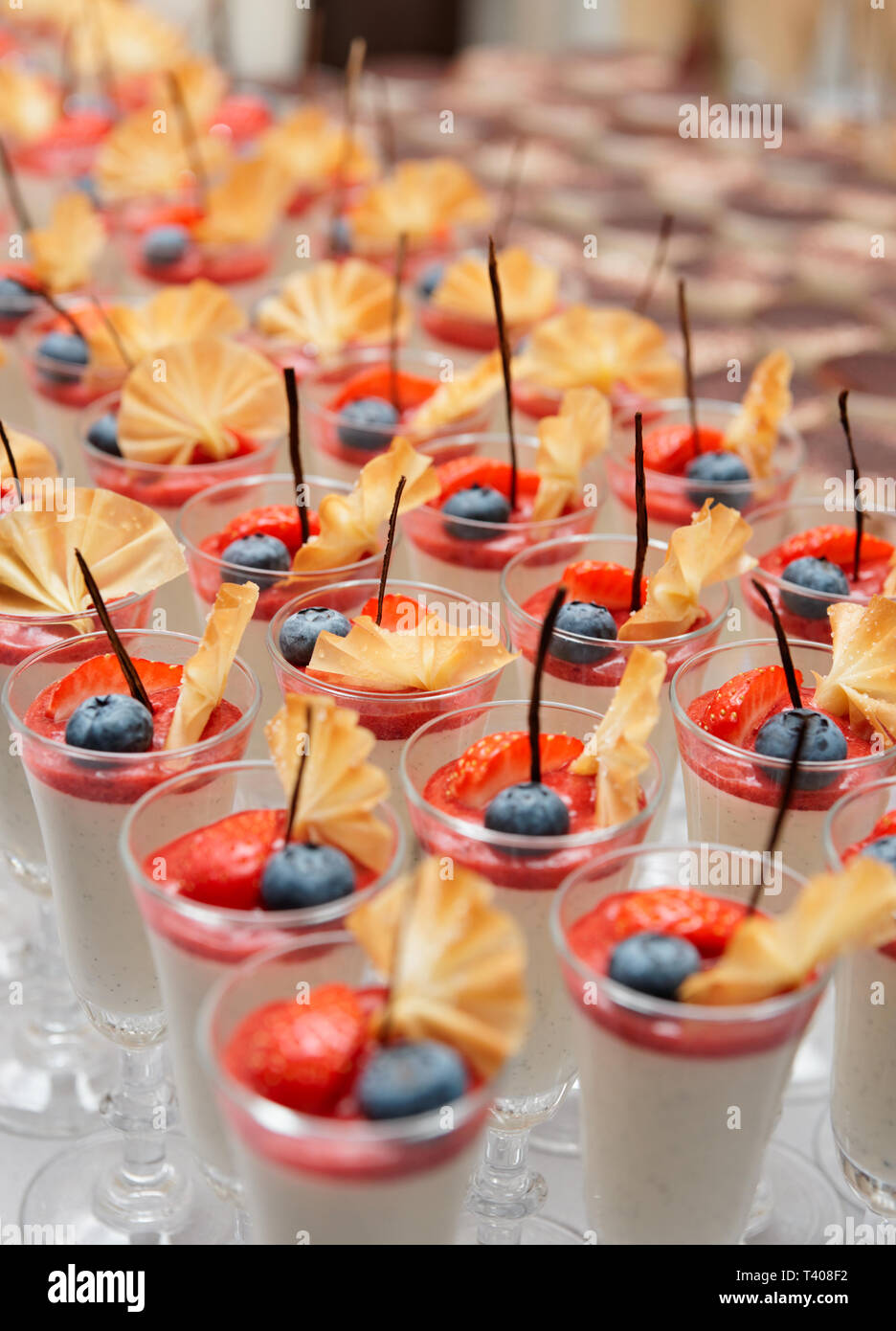 Crème glacée et desserts de fruits sur table de restaurant Banque D'Images