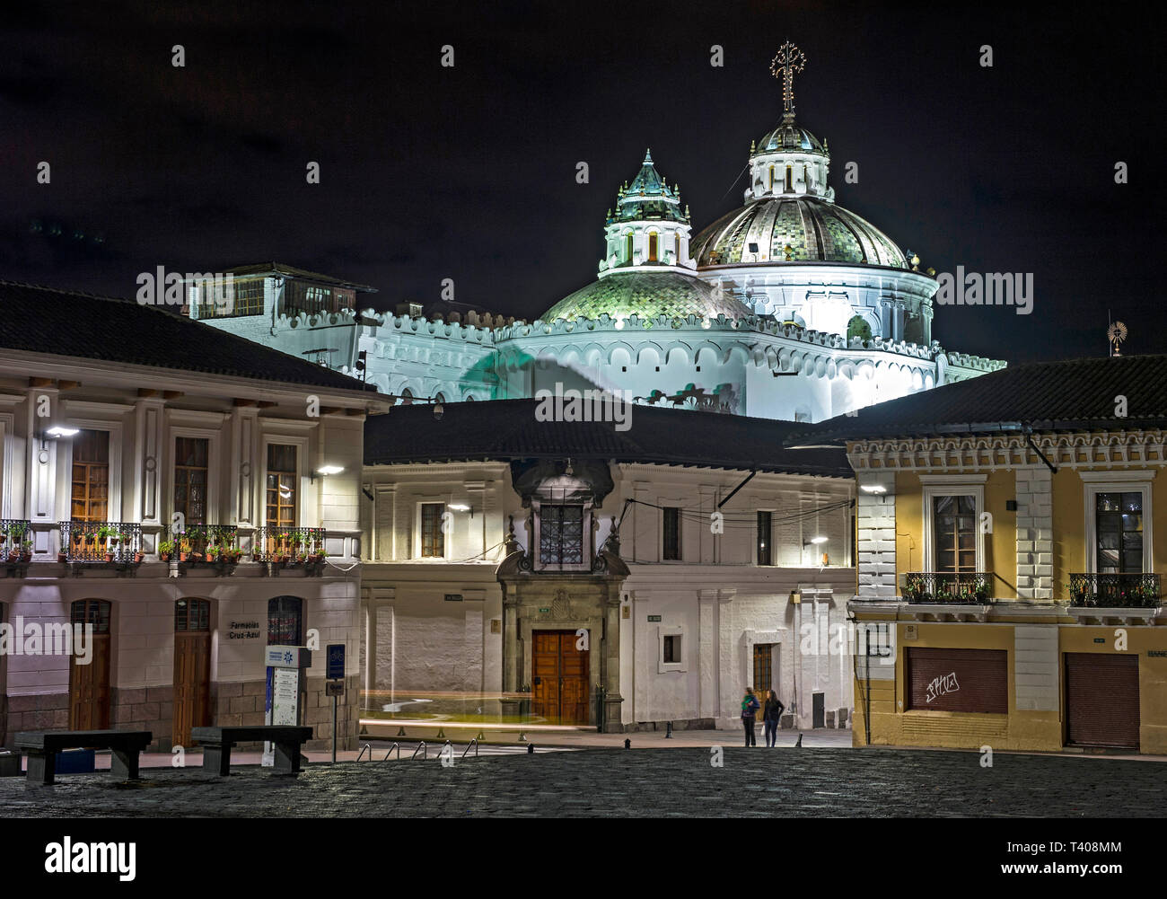Vieille ville historique de Quito par nuit, avec l'allumé coupoles de l'église des Jésuites La Compañia de Jesús en arrière-plan, l'Équateur Banque D'Images