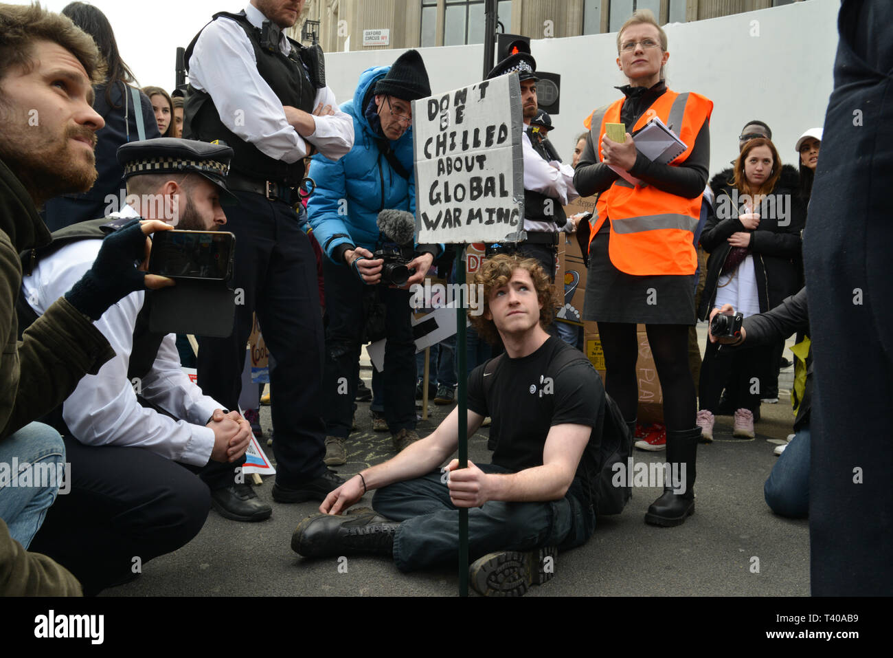 La grève des jeunes pour le climat, Oxford Street, Londres. Un jeunes activistes et manifestants ont cessé au milieu d'Oxford Street, le blocage de la circulation de la rue. Londres, 12 avril 2019. Banque D'Images