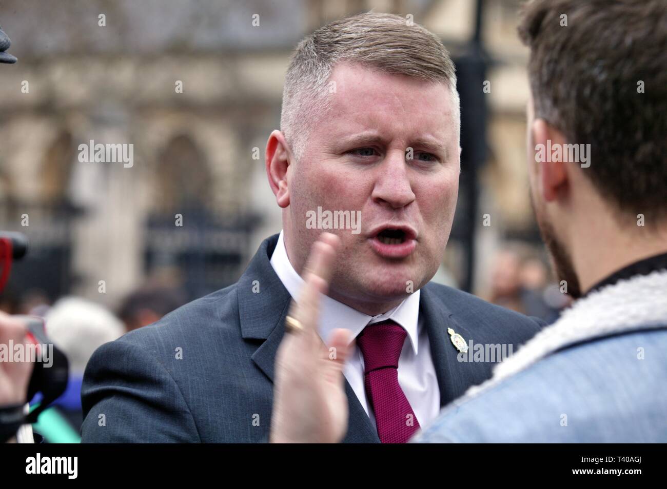 Londres, Royaume-Uni. 12 avril 2019, Paul Golding affronte les membres de Socialist Worker à l'extérieur du Parlement. © Martin Foskett/Knelstrom Ltd Banque D'Images