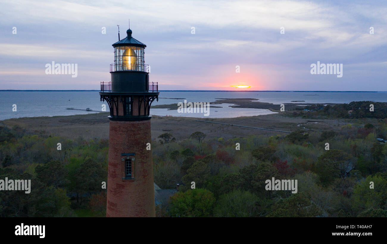 Coucher de soleil au phare de Currituck Outer Banks de Caroline du Nord. Banque D'Images