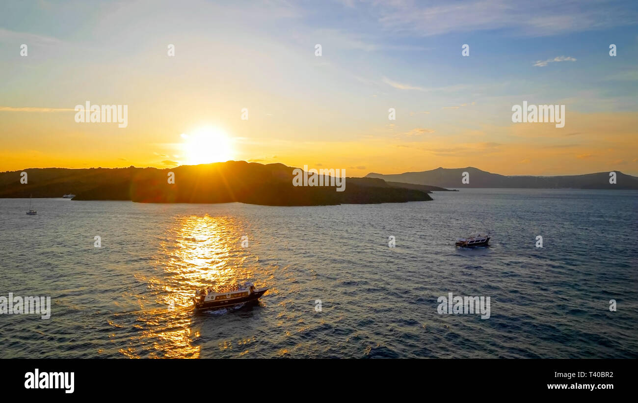 Les navires au coucher du soleil, près de l'île grecque de Santorin, Grèce Banque D'Images