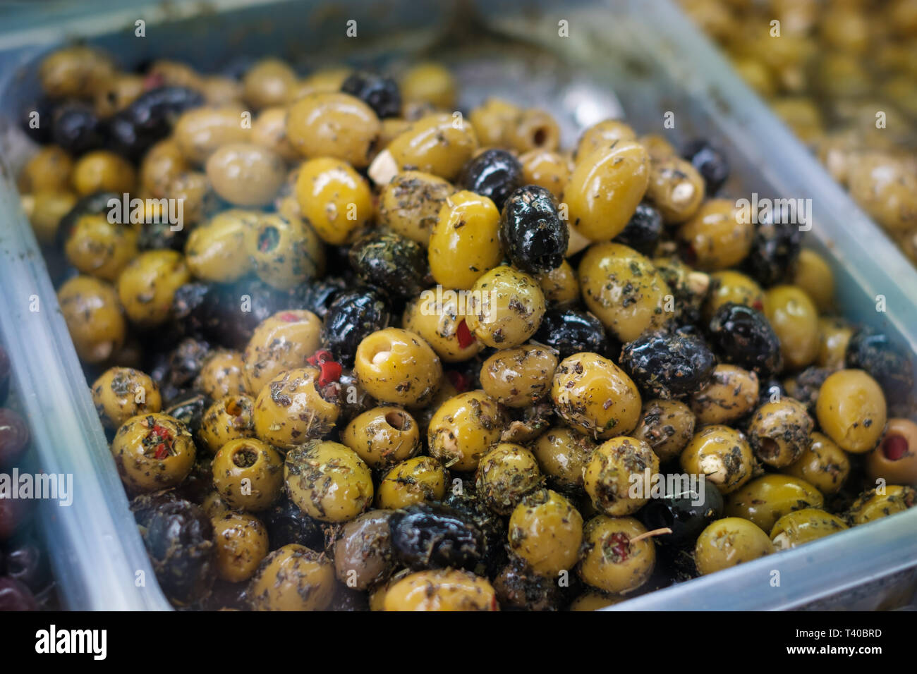 Pile d'oliviers à olives - gros plan sur le marché des aliments avec des herbes et épices Banque D'Images