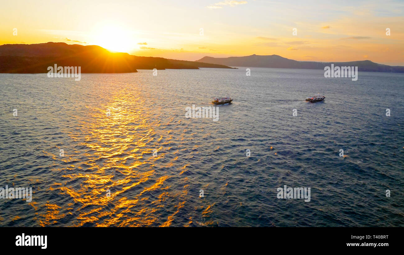 Bateaux de Croisière Îles grecques au coucher du soleil, à proximité de Santorini, Grèce Banque D'Images