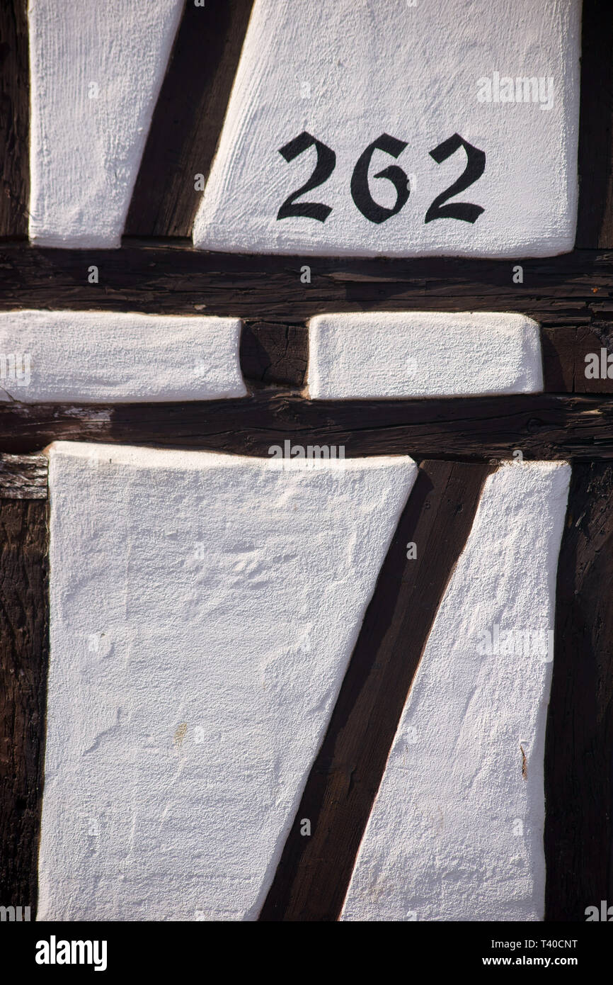 La construction du faisceau et la façade d'une maison à colombages via close-up avec numéro de maison. Banque D'Images