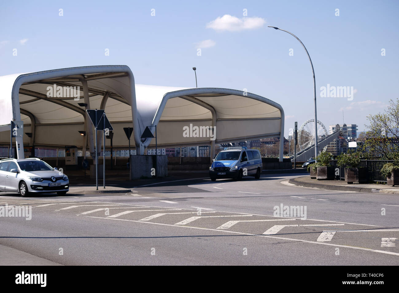 Mainz, Allemagne - 07 Avril 2019 : rond-point en face de la gare routière de la couverte arrêter Mildenberg à Mayence Kastel sur le Pont Theodor-Heuss sur Banque D'Images