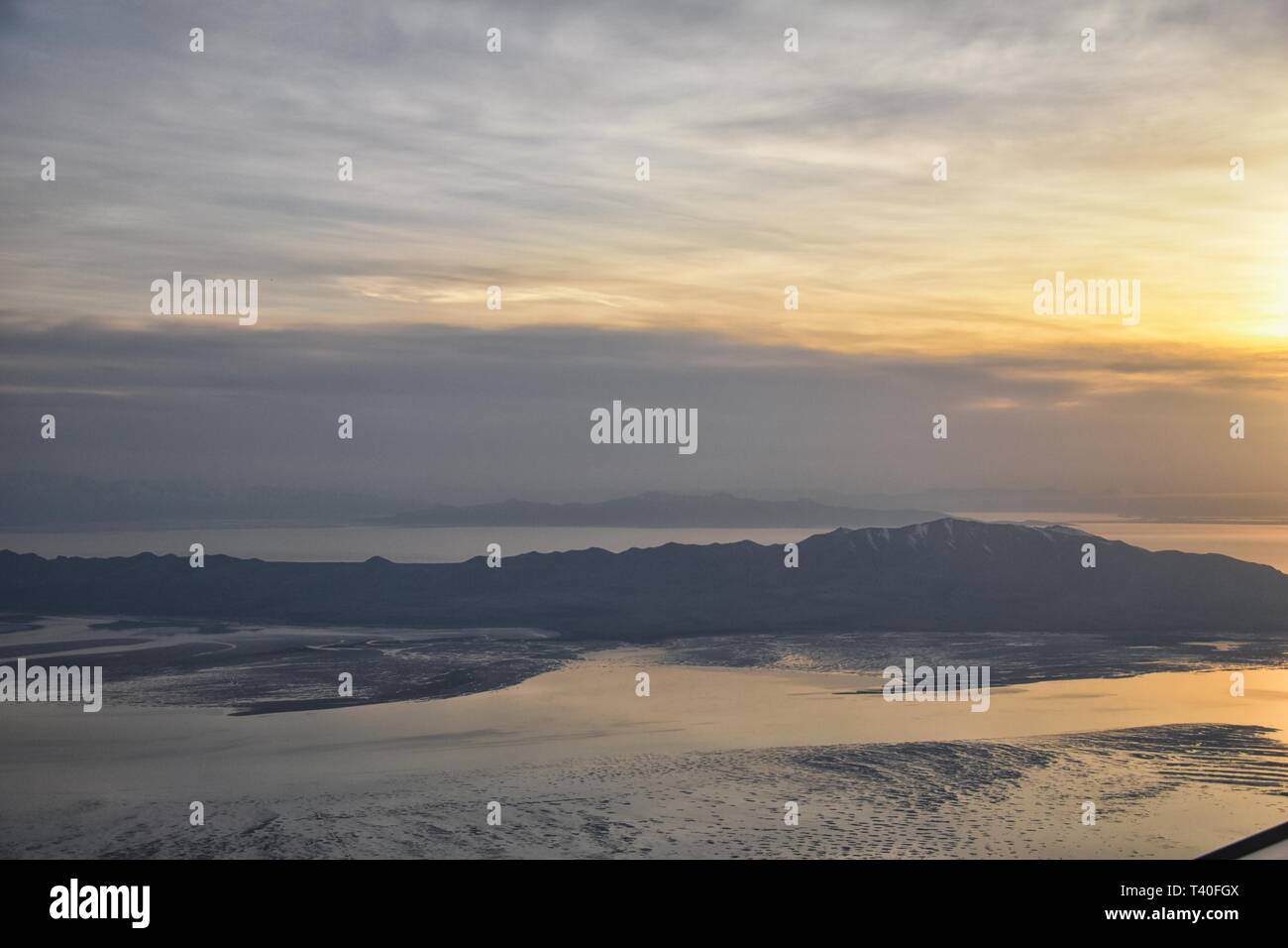 Vue aérienne de l'avion d'Antelope Island au coucher du soleil, vue de Magna, balayant cloudscape au lever du soleil avec le Great Salt Lake State Park en hiver. Banque D'Images