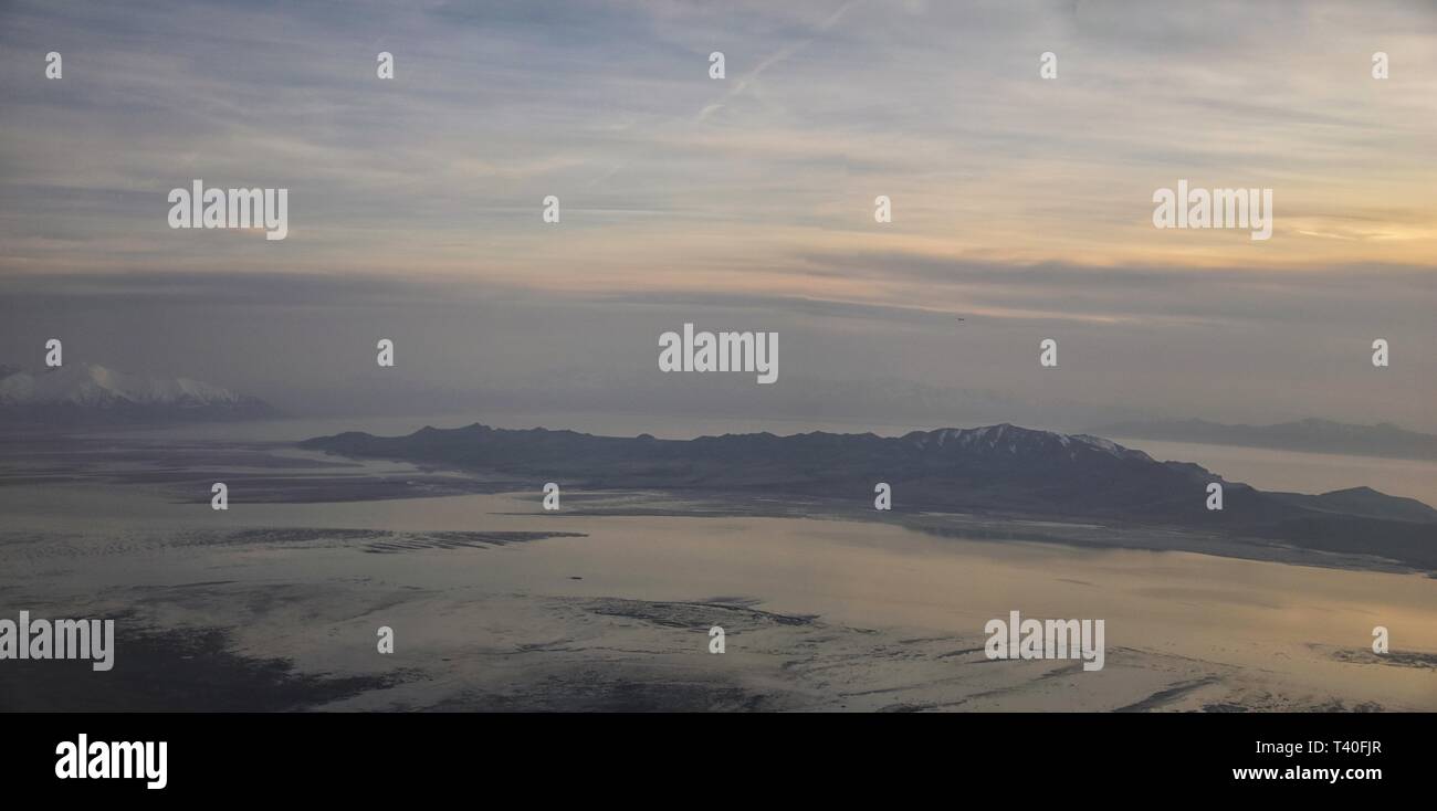Vue aérienne de l'avion d'Antelope Island au coucher du soleil, vue de Magna, balayant cloudscape au lever du soleil avec le Great Salt Lake State Park en hiver. Banque D'Images