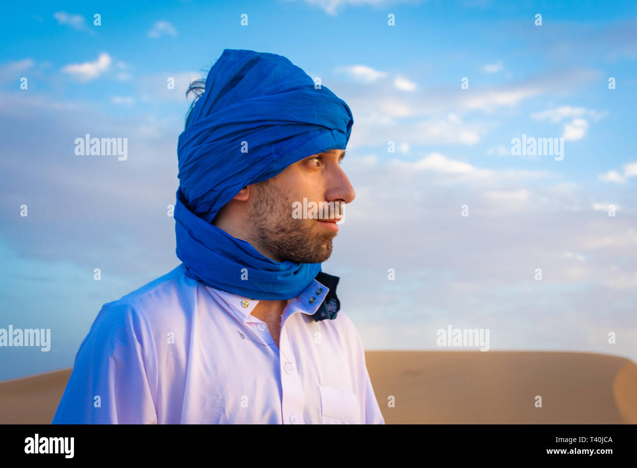 Traditionnel berbère homme portant des vêtements touareg dans le désert du  Sahara à l'aube, Merzouga, Maroc Photo Stock - Alamy