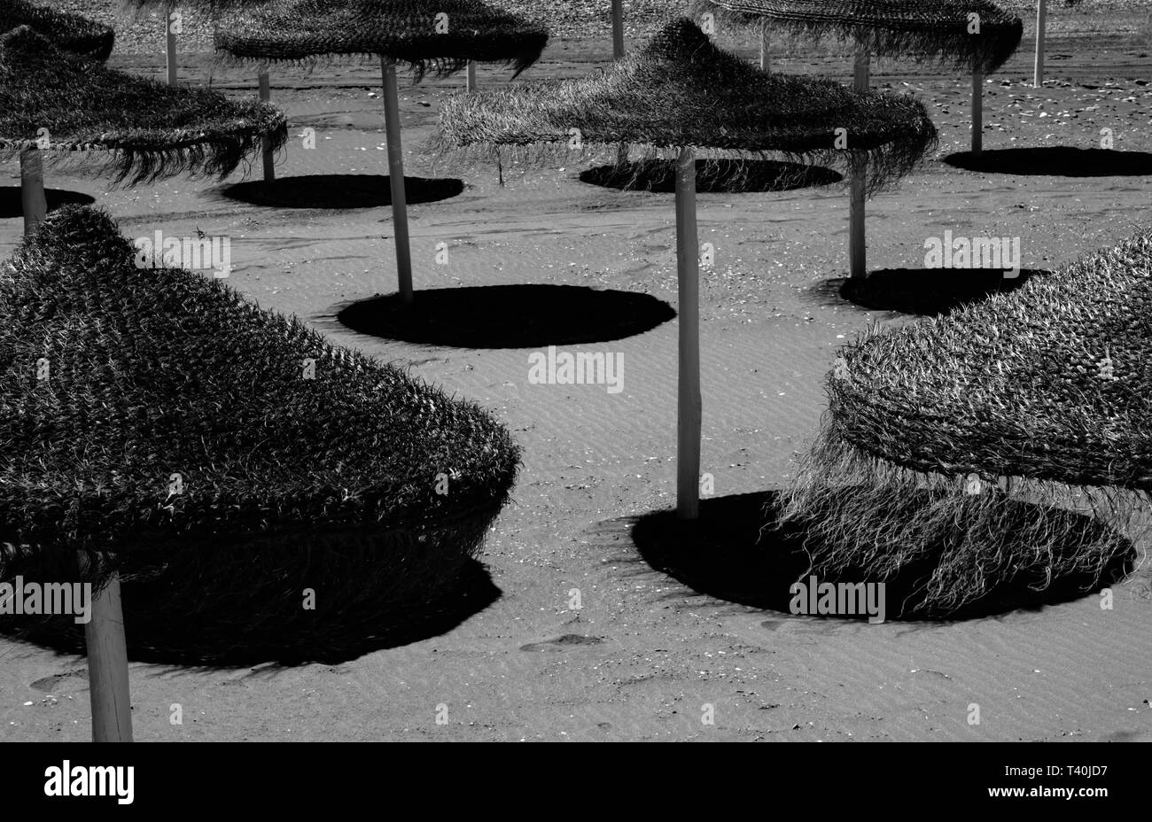 Parasols sur la plage de Torrox Costa, Axarquía, Andalousie, Espagne, Europe Banque D'Images