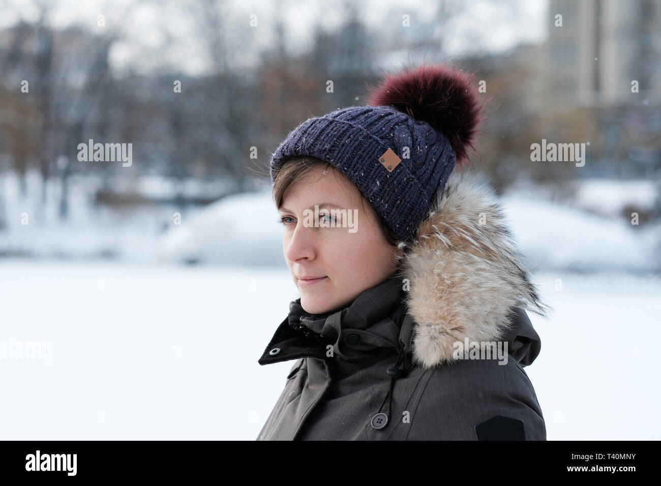 Jolie jeune femme portant un chapeau tricot Banque D'Images