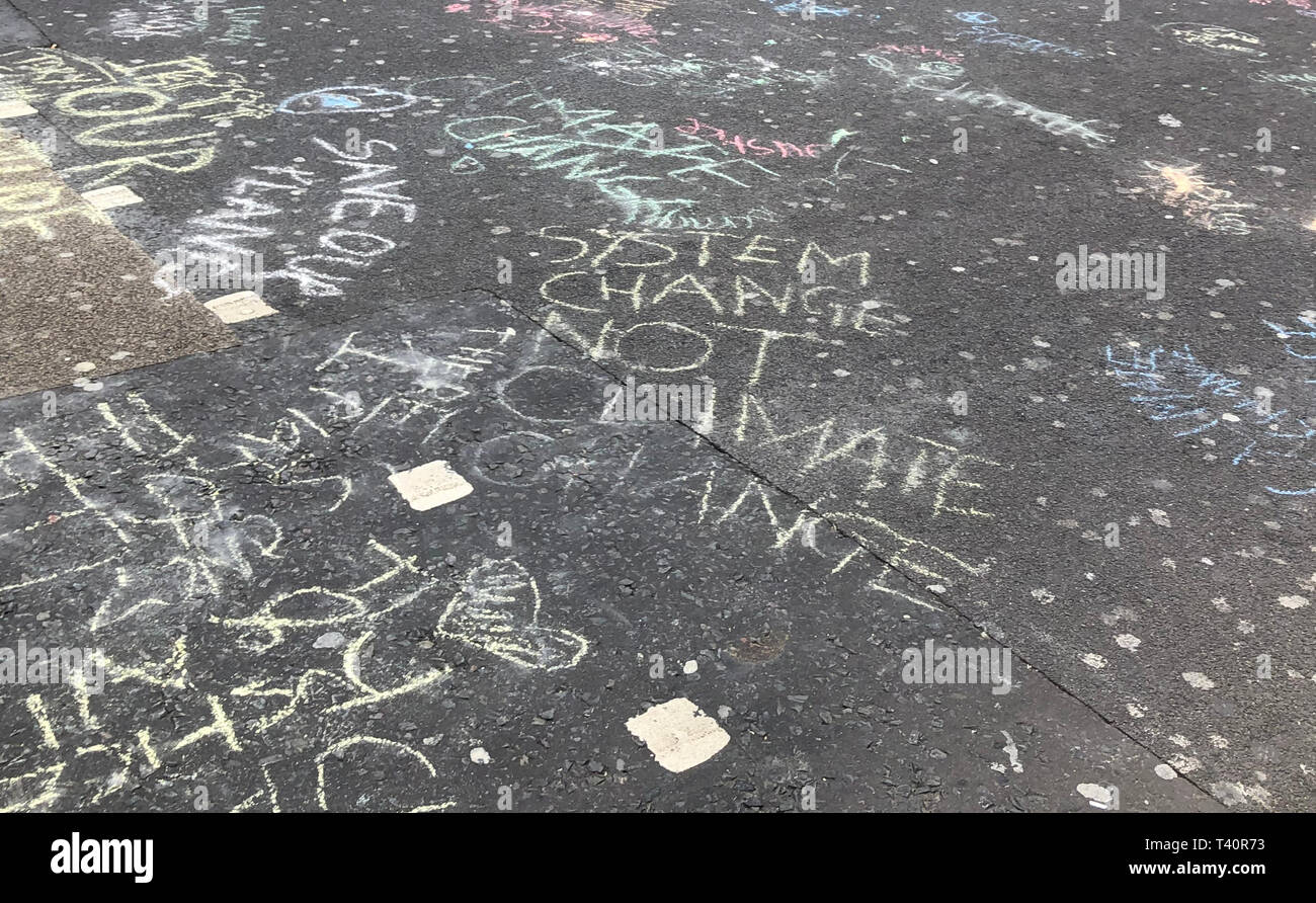 Des messages à la craie sur la chaussée laissé par UK étudiants prenant part à une grève de la crise climatique dans la région de Oxford Circus, Londres, que des manifestations sont prévues dans les villes et les villes à travers le Royaume-Uni dans le cadre d'YouthStrike4mouvement climatique. Banque D'Images