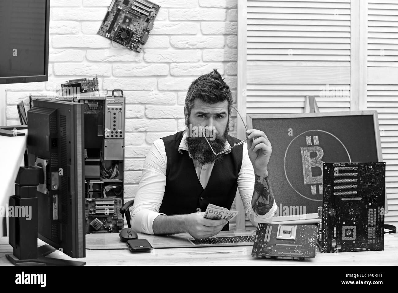 L'extraction rapide de serveur. La monnaie numérique ou virtuel. Miner Bitcoin man in server room. Homme barbu avec les circuits de l'ordinateur et de l'argent. Homme barbu Banque D'Images