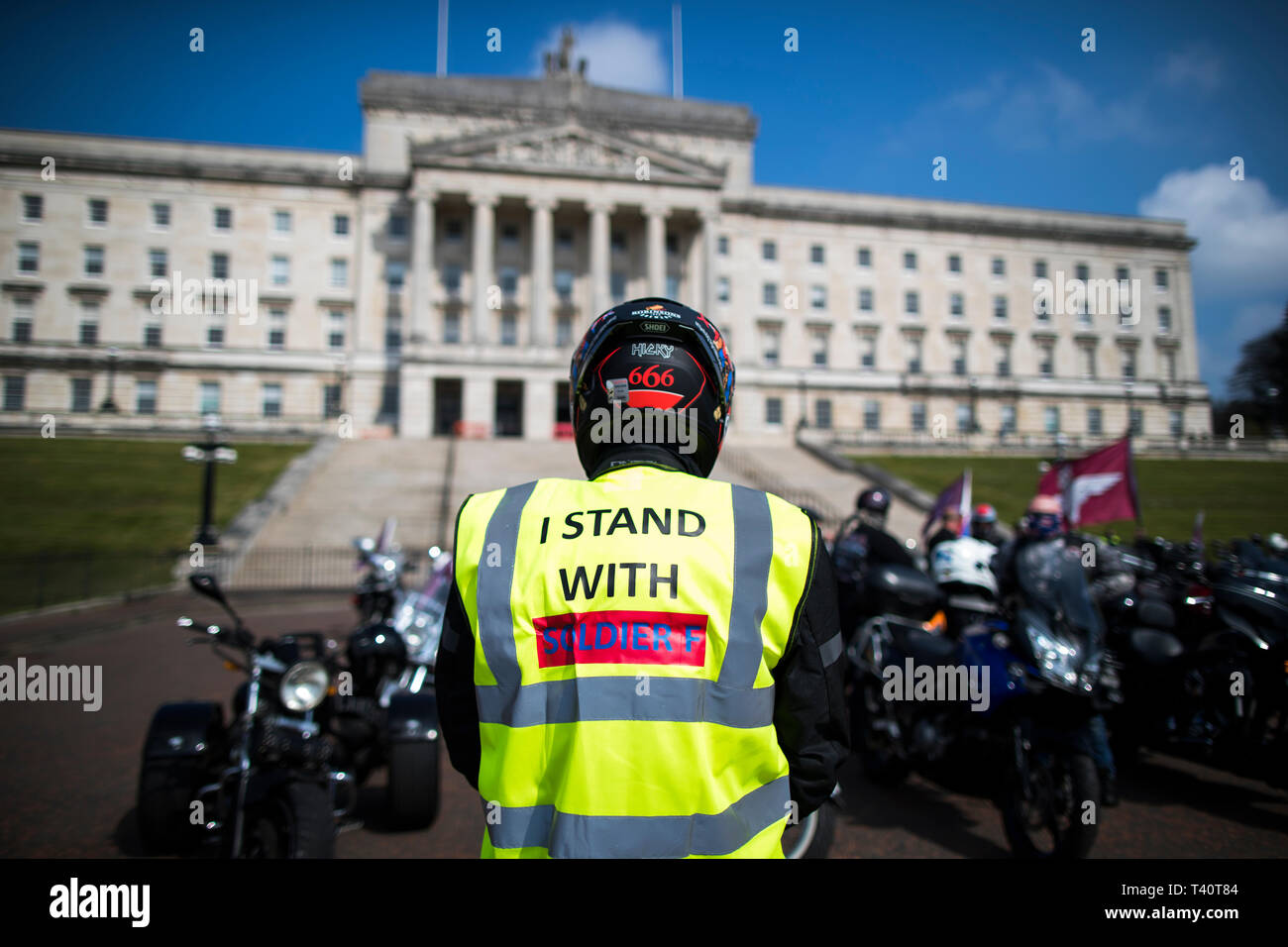 Les motocyclistes au bâtiments Stormont à Belfast prendre part à l'opération Rolling Thunder ride protestation à l'appui de soldat F, qui fait face à des poursuites sur le Dimanche sanglant. Banque D'Images