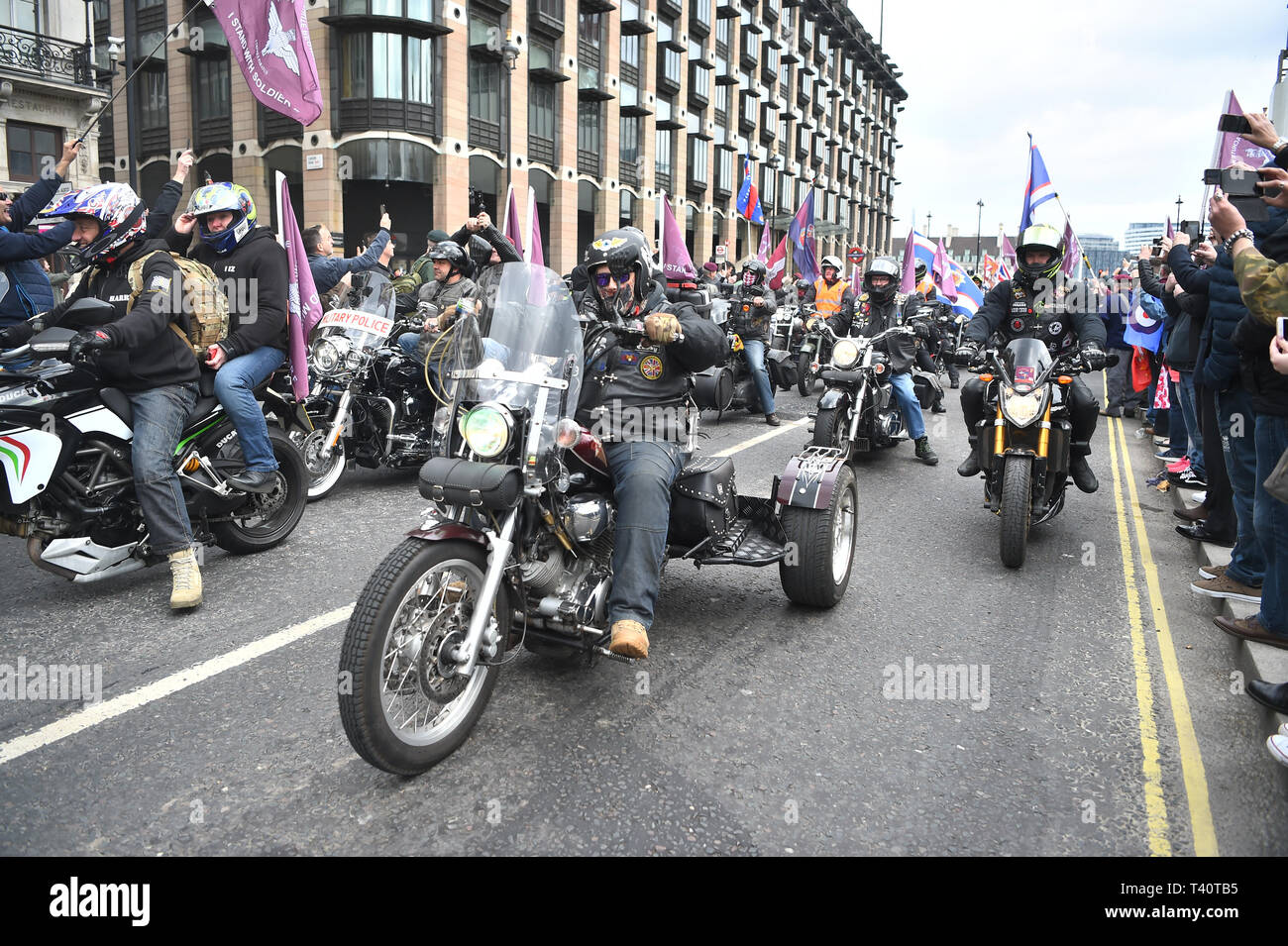 Les motocyclistes prendre part à l'opération Rolling Thunder ride protester d'arriver à la place du Parlement, Londres, à l'appui de F soldat qui fait face à des poursuites sur le Dimanche sanglant. Banque D'Images